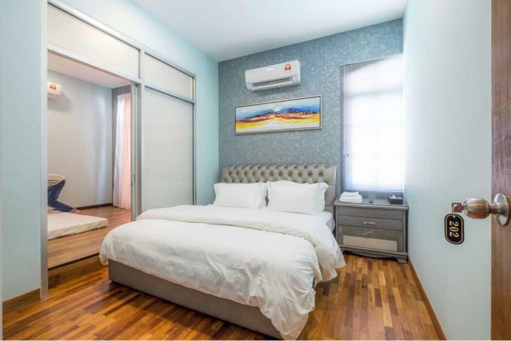 6, Persiaran Tanjung Bunga 3 Villa Batu Ferringhi Exterior photo